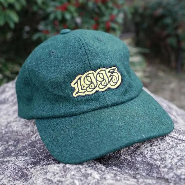 刺繍のキャップ
